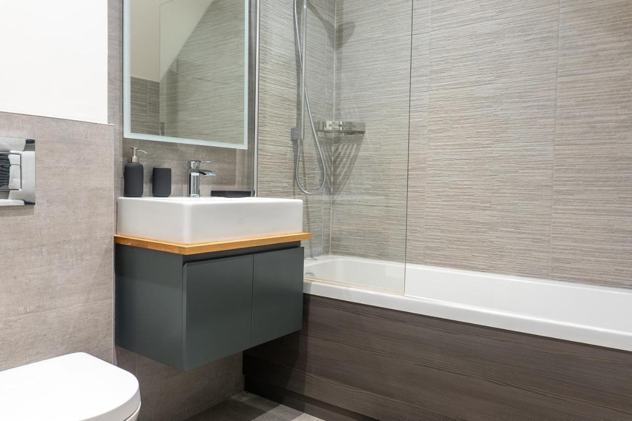 Spring Mount Huge Luxury Full Apartment- Harrogate Centre-Two Extremely Comfy Kingsize Bedrooms-Fully Equipped Modern Kitchen-Cosy Living Room With Huge Tv Esterno foto